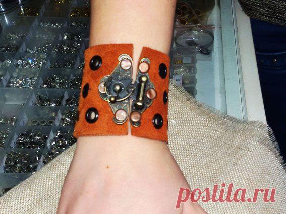 Кусочек замши, клёпки, люверсы и ... замочек для шкатулки - час работы и оригинальный, симпатичный браслетик готов!