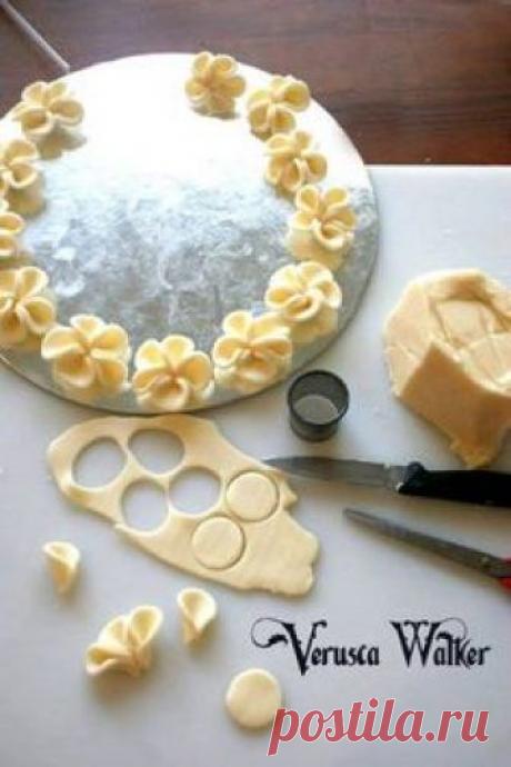 Easy Gumpaste flowers - For all our cake decorating supplies, please visit craftcompany.co.uk