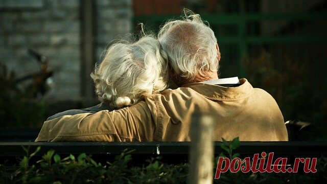 Шептал ей на ухо
Прошу хоть не много
Родная ещё поживи.
Весна на пороге
И к солнцу дорога
Споют нам с тобой соловьи.
Прости мне мой милый
Уйду не дождавшись
И слёз по мне горьких не лей.
Тебе благодарна за радость и счастье
За наших прекрасных детей.
А ты поживи и порадуйся детям
И наших внучаток балуй.
Я очень устала прошу я прощенья
Прими от меня поцелуй.
Всё было так тихо
Прошло лишь мгновенье
И сердце не стало стучать.
Вдруг небо закрыли ужасные тени
Душа его стала  ры...