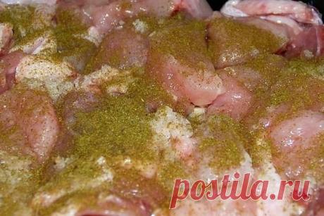 Курица, запеченная с гречкой

Крупа пропитывается соками мяса, получается гречневая каша божественного вкуса, особенно в сочетании с хмели-сунели, а сырная корочка, как фольга, сохраняет все полезные и питательные вещества внутри продукта.

Ингредиенты:

- курица средних размеров
- 2 стакана гречки
- сыр
- сметана
- лук
- чеснок
- приправа хмели-сунели
- соль
-раст. масло 1 ст л

Приготовление:

Два стакана тщательно промытой крупы укладываем на смазанный маслом противень....