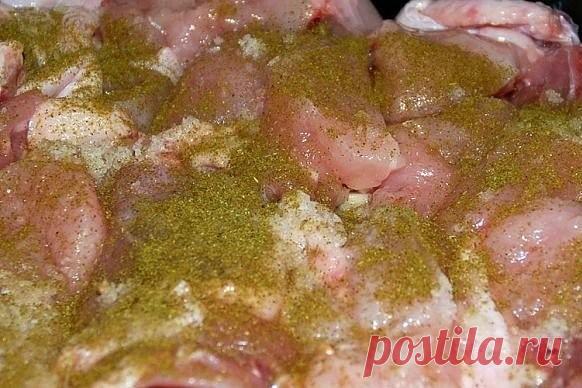 Курица, запеченная с гречкой

Крупа пропитывается соками мяса, получается гречневая каша божественного вкуса, особенно в сочетании с хмели-сунели, а сырная корочка, как фольга, сохраняет все полезные и питательные вещества внутри продукта.

Ингредиенты:

- курица средних размеров
- 2 стакана гречки
- сыр
- сметана
- лук
- чеснок
- приправа хмели-сунели
- соль
-раст. масло 1 ст л

Приготовление:

Два стакана тщательно промытой крупы укладываем на смазанный маслом противень....