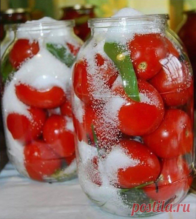 Самые вкусные помидорки «Царские»: пальчики оближешь Сладкие помидорки — необыкновенно вкусные! На банку в 3 литра: помидоры хорошенько вымыть, зубочисткой дырочки наколоть, дабы они не трескались. Помидоры, а также специи в банку чистую укладываем (я не стерилизую). Кипятком заливаем и остыть даем.