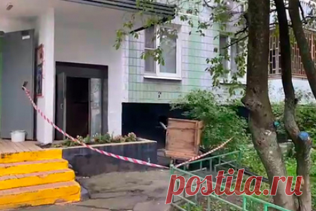 В Москве нашли мать выброшенной в мусоропровод новорожденной девочки. Мать младенца, которого обнаружили в мусоропроводе на Литовском бульваре в Москве, нашла полиция. Об этом «Ленте.ру» сообщили в столичной прокуратуре. Там добавили, что матерью оказалась 37-летняя москвичка, у которой есть еще одна 15-летняя дочь — в отношении нее она лишена родительских прав. Девочка живет с бабушкой