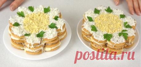 Закусочный торт-салат из крекеров за 10 минут — Бабушкины секреты Представляем вам рецепт вкуснейшего салата-торта из крекеров. Готовится он просто и быстро. А продукты используются самые доступные.