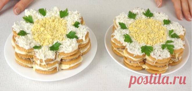 Закусочный торт-салат из крекеров за 10 минут — Бабушкины секреты Представляем вам рецепт вкуснейшего салата-торта из крекеров. Готовится он просто и быстро. А продукты используются самые доступные.