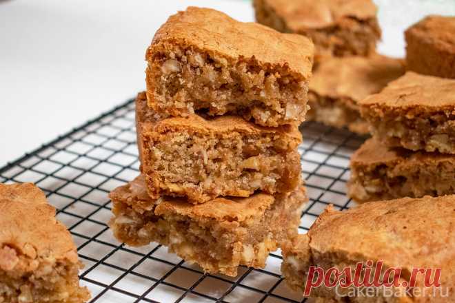 Блонди с грецкими орехами и шоколадом | Cakerbaker.ru
Блонди (белый брауни) — знаменитый американский десерт. Он очень сильно напоминает брауни. Они имеют схожую текстуру, но с совершенно разными вкусами. Блонди в отличие от брауни не содержит какао и растопленного шоколада. Обязательным ингредиентом блонди является коричневый сахар, он придает десерту неповторимый вкус патоки. Это лучший базовый рецепт блонди.