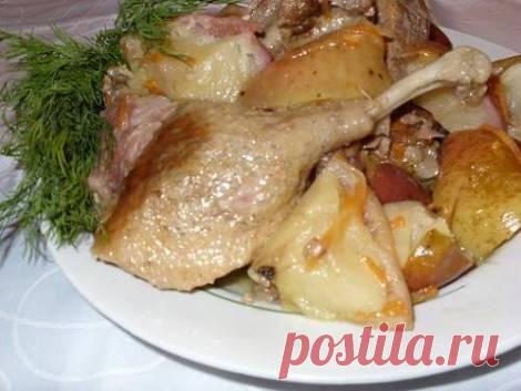 Утка тушенная с овощами. Картошка тушеная с гусем. Тушёный гусь кусочками в рукаве. Тушеный гусь кусочками с картошкой. Гусь тушеный кусочками с картошкой.