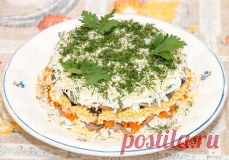 Многослойный салат с куриным мясом и черносливом - Простые рецепты Овкусе.ру