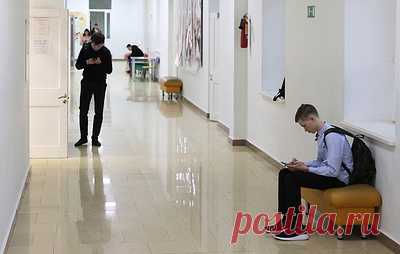 Запрет на дреды, длинную челку, казаки и темную подошву: что школы требуют от учеников