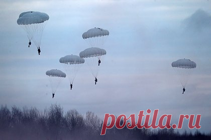 Российский военкор оценил идею борьбы парашютистов с дронами