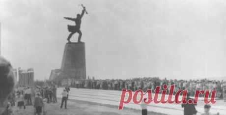 Перемилово, Памятник Героям битвы под Москвой

Монумент увековечивает героический подвиг воинов 1-й Ударной армии, 16, 20 и 30 армий, участвующих в разгроме немецко-фашистских войск под Москвой. Создан по проекту скульпторов А. Постола, В. Глебова, Н. Любимова и архитекторов Ю. Кривушенко, А. Каминского, И. Степанова. Общая высота памятника 28 метров. В нижней части постамента - барельефы основных родов войск, изображенных в момент наступления. В верхней лицевой части пост...