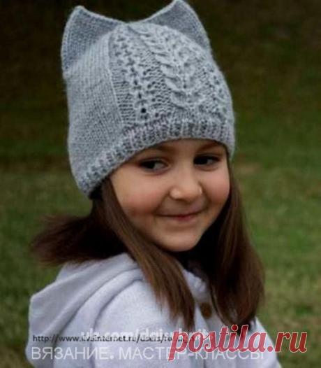 Шапочка с ушками спицами для девочки 

Перевод RUSSA_N

Длина окружности головы 50-52 см. 

Шапка вяжется вкруговую и выглядит очень аккуратно.

Понадобится: 50 г акриловой пряжи (400 м на 100 г) и 50 г пряжи 40% - мохера, 60% - акрил (500 м на 100 грамм). Спицы № 3 

Шапка вяжется в 2 нити (акриловая пряжа + акрил с мохером). 

Набрать 80 петель, вязать по кругу резинкой 1х1 - 5 рядов. 
В 6-ом ряду добавить 8 петель = 88 петель.

Затем вязать следующим образом: 

20 пет. ...
