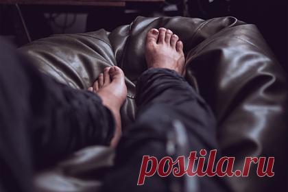 Опровергнут один из симптомов коронавируса. Американские исследователи из Йельского университета в Коннектикуте (США) опровергли один из характерных симптомов COVID-19 — «ковидные пальцы ног». Они считают, что причиной появления фиолетовых пальцев и «псевдообморожения» не является иммунный ответ на вирус, истинные причины, вероятно, косвенные.