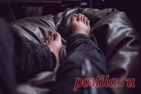 Опровергнут один из симптомов коронавируса. Американские исследователи из Йельского университета в Коннектикуте (США) опровергли один из характерных симптомов COVID-19 — «ковидные пальцы ног». Они считают, что причиной появления фиолетовых пальцев и «псевдообморожения» не является иммунный ответ на вирус, истинные причины, вероятно, косвенные.