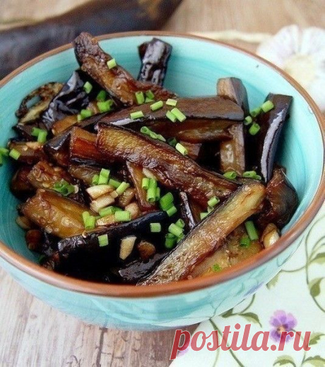 Вкуснейшая закусочка из баклажан всего за 15 минут.
Родственники не могли оторваться, очень интересный вкус! Ну и готовить легко и просто!
Вам потребуется:
На 3 небольших баклажана:
4 -6 зуб чеснока
2-3 ст л соевого соуса
0,5 чл сахара
Всё!)))
Как готовить: 1. Баклажаны нарежьте на небольшие брусочки. 2. На сковороде разогрейте раст масло (2-3 ст л), поджарьте мелконарезанные 2 зубчика чеснока. Добавьте баклажаны, обжарьте. Всыпьте сахар и влейте соевый соус. 3. Жарьте еще...