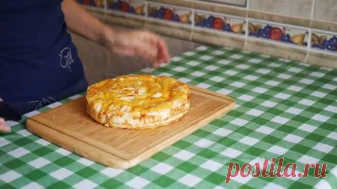 Шикарный мясной пирог без возни с тестом. Очень сочно и быстро Готовим вкусный мясной пирог без теста. Пирог получается очень мягким, нежным и сочным, и совершенно не отнимает много времени на его приготовление.
Ингредиенты:
3 тонких лаваша;
800 грамм любого фарша;
200 грамм твердого сыра(можно взять больше);
1 средняя луковица;
2 яйца;
150 мл сливок 20%;
соль, перец по вкусу.