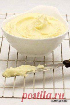 Тот самый крем из Рафаэлло
Ингредиенты:
Кокосовая стружка 70 грамм
Сгущенное молоко 400 грамм
Сливочное масло 200 грамм
Белый шоколад 200 грамм
Приготовление:
1. Сливочное масло и шоколад растопить и смешать. 2. Можно растапливать на медленном огне, постоянно помешивая, чтобы не пригорело.
3. Затем добавить сгущенку, всё хорошо вымешать.
4. Потом в крем всыпать кокосовую стружку и опять всё хорошо перемешать.