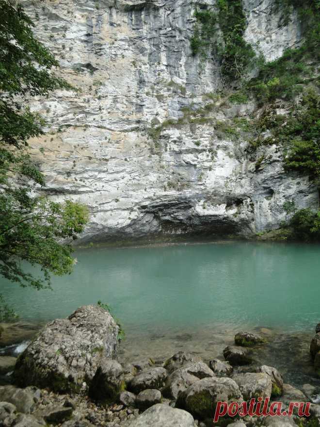 Голубое озеро - ещё одно удивительное чудо природы. Питается Голубое озеро подземными водами подземной реки, начинающейся на склонах высокой горы Ахцых.