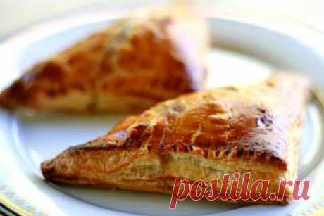 Пирожки из слоеного теста с яблоками, изюмом и орехами - Рецепты.