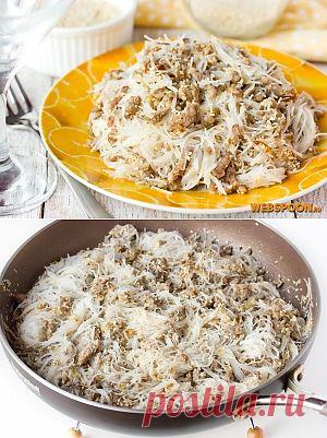 Рисовая лапша с обжаренным свиным фаршем и кунжутом — питательное и сытное полноценное обеденное блюдо! Ингредиенты хорошо сочетаются между собой, слегка ощущается чесночная нотка. Это блюдо нужно подавать в горячем виде, желательно сразу после приготовления, дополнительно можно добавить в каждую порцию кусочек сливочного масла, но и без него получается очень вкусно! Рекомендую непременно попробовать это не хлопотное, но довольно интересное блюдо!