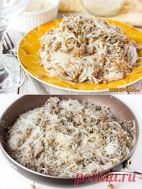 Рисовая лапша с обжаренным свиным фаршем и кунжутом — питательное и сытное полноценное обеденное блюдо! Ингредиенты хорошо сочетаются между собой, слегка ощущается чесночная нотка. Это блюдо нужно подавать в горячем виде, желательно сразу после приготовления, дополнительно можно добавить в каждую порцию кусочек сливочного масла, но и без него получается очень вкусно! Рекомендую непременно попробовать это не хлопотное, но довольно интересное блюдо!