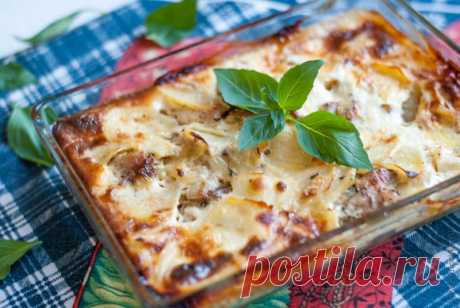 Картофель, запеченный в духовке с курицей | Булочка.ру — я люблю готовить!
понадобятся

    Картофель — 0,5 кг (6−10 шт., средние по размеру)
    Филе курицы или индейки — 0,5 кг
    Свежая зелень (петрушка, укроп, базилик) — 1 небольшой пучок (любая зелень по вашему вкусу)
    Лук — 1 головка
    Чеснок — 2 дольки (необязательный ингредиент)
    Сливки 20% жирности — 100 мл (можно использовать сметану)
    Яйцо —1 шт.