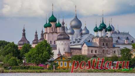 Ростовский кремль

Кремль в Ростове Великом — бывшая резиденция архиереев Ростово-Ярославской епархии. Его начали строить в 1650-е годы по заказу митрополита Ионы III Сысоевича. Для своей резиденции он выбрал место в центре города, рядом с каменным Успенским собором XVI века.
