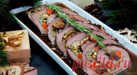 Говяжий рулет в винном соусе Ингредиенты:Для рулета:Вырезка говяжья &mdash; 900 г&nbsp;Фасоль зеленая стручковая "романо" &mdash; 400 г&nbsp;Грибы белые &mdash; 250 г&nbsp;Чеснок &mdash; 3 зубчика&nbsp;Чернослив без косточек &mdash; 150 г&nbsp;Вино красное сухое &mdash; 200 мл&nbsp;Оливковое масло &mdash; 1 ст....