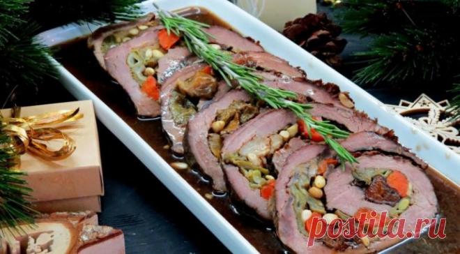 Говяжий рулет в винном соусе Ингредиенты:Для рулета:Вырезка говяжья — 900 г Фасоль зеленая стручковая 