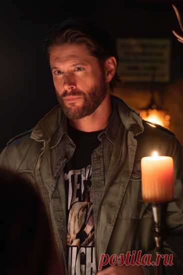 Дженсен Эклз в роли Рассела Шоу в сериале «Следопыт».