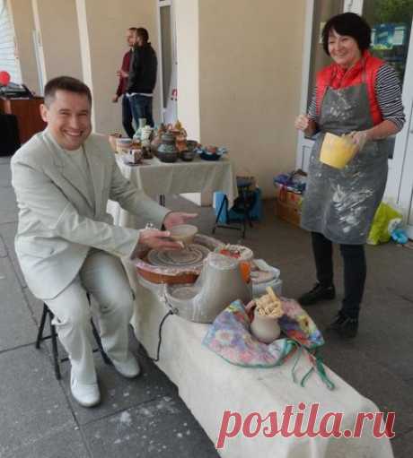 У Запоріжжі відбувся фестиваль-ярмарок hand - made &quot;Творчість у тобі&quot;, який проходив в рамках Всеукраїнської інформаційно-профілактичної акції &quot;Відповідальність починається з мене&quot; та Всеукраїнської акції &quot;День добра&quot;. Також він був присвячений святкуванню Дня Європи в Україні. Особисто з цікавості спробував взяти участь у всіх заходах, побачив, що пряме спілкування, експрес-визначення свого творчого потенціалу є суттєвою перевагою в даному випадку.