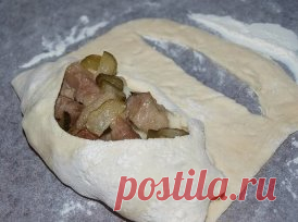Лодочки из слоеного теста с картофелем, мясом и огурчиками
Ингредиенты:
картофель - 1 кг.
мясо (любое!!!) - 400 гр.
луковица - 1 большая
огурчики соленые -3-4 шт(маленькие)
тесто слоеное - 500 гр.(у меня было готовое, дрожжевое, резаное на квадраты...)
яйцо - 1 шт.(смазать лодочки)
сыр твердый-50 гр(для посыпки лодочек, но можно и без него)
1. картофель отварить и сделать пюре, такое, как вы обычно делаете для семьи
2. мясо порезать кусочками(у меня свинина, лопаточная час...