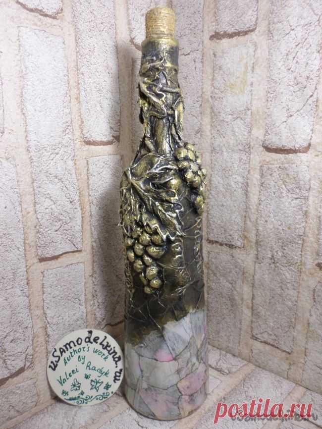 Бутылка в смешанной технике с гроздьями винограда