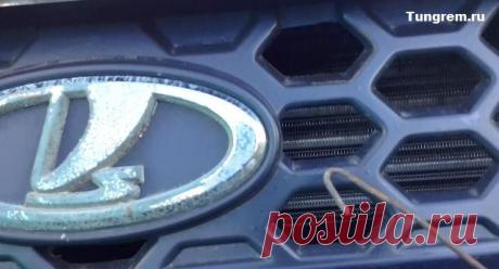 Как открыть капот если порвался тросик на Ладе Калине
Всем привет в данной статье хочется рассмотреть такую проблему, когда тросик капота порвался, а капот нужно открыть. Что же делать в такой ситуации? И как открыть капот на калине узнаем ниже. Поехали.