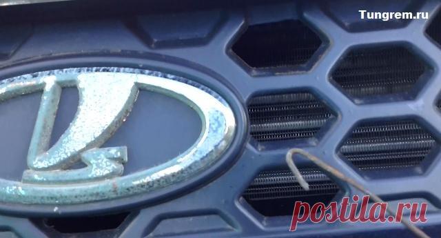 Как открыть капот если порвался тросик на Ладе Калине
Всем привет в данной статье хочется рассмотреть такую проблему, когда тросик капота порвался, а капот нужно открыть. Что же делать в такой ситуации? И как открыть капот на калине узнаем ниже. Поехали.