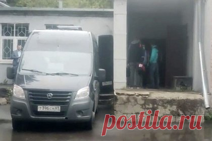 Тела погибших при крушении бизнес-джета доставили в морг в Твери. Тела погибших при крушении бизнес-джета Embraer в Тверской области доставили в морг в Твери. Об этом сообщает РЕН ТВ. По их данным, в морге будет проводиться судмедэкспертиза. В свою очередь, Telegram-канал Shot сообщил, что на огороженную территорию крушения самолета в 04:30 заехали два черных автомобиля.