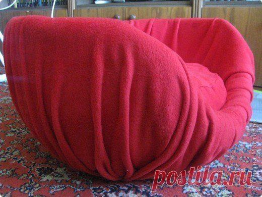 Оригинальное мягкое кресло За основу возьмём гимнастический мяч, засунули его в огромный пакет, что бы не испортить, пипка(через которую надувать) расположили наверху. Вырезали из плотного картона круг – это дно, закрепили скот...