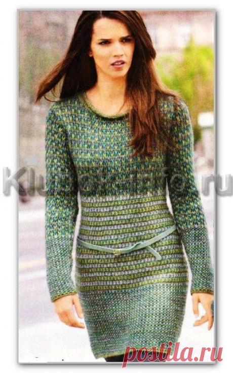 Женское вязание спицами. Цветное приталенное платье с круглым вырезом и с узорами из снятых петель