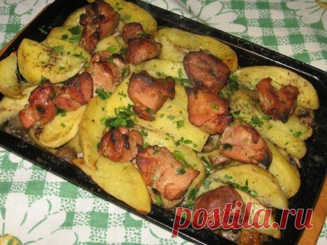 Простая домашняя еда — слоеное жаркое с мясом и грибами 

Что может быть лучше?






Ингредиенты:
свинина — 0,5 кграстительное маслоспециилук — 2 головкиморковь — 1 штукакартофель — 5 штукишампиньоны — 150 г
Приготовление:
Нарезаем свинину крупными кусочк…