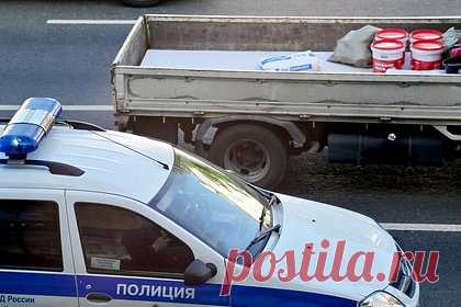 Пропавшую три недели назад россиянку нашли на крыше оборонного завода. В Санкт-Петербурге девушку из Брянска, пропавшую три недели назад после ссоры с возлюбленным, нашли на крыше оборонного завода в районе Обухово. Об этом стало известно Telegram-каналу «Mash на Мойке». Как утверждает издание, россиянка сбежала из квартиры в одних джинсах и легкой кофте.