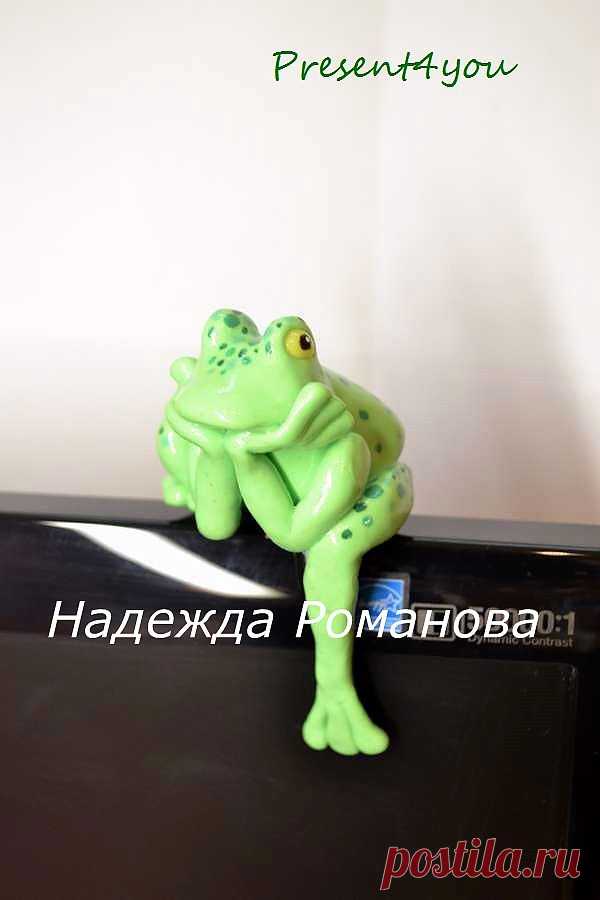 Декор для монитора "Задумчивая лягущка". Авторская фигурка ручной работы. Выполнена из экологически чистой полимерной глины производства Германии. Упаковка : мешочек из органзы. Высота фигурки 9 см, ширина 4 см. Не подходит для ноутбука.Оригинальный подарок , который понравится и взрослому, и ребенку. Украсьте монитор компьютера такой фигуркой дома или на работе и отличное настроение Вам обеспечено, даже если он просто выключен.