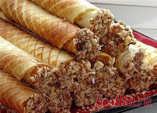 10 РЕЦЕПТОВ ДОМАШНИХ ВАФЕЛЬ 

1. СЛАДКИЕ ВАФЛИ

ИНГРЕДИЕНТЫ:
● яйца – 5 шт.
● сахар – 1 стакан
● маргарин – 200 гр.
● мука – 1 стакан

ПРИГОТОВЛЕНИЕ:
Яйца взбить с сахаром. Маргарин растопить. Смешать яичную смесь, маргарин и муку. Дожно получиться тесто консистенцией сметаны.

2. РАССЫПЧАТЫЕ ВАФЛИ

ИНГРЕДИЕНТЫ:
● Картофельная мука — 1 стакан
● Маргарин — 100 г.
● Сахар — 1/2 стакана
● Яйцо — 3 шт.
● Лимон — 1шт.

ПРИГОТОВЛЕНИЕ:
Взбить яйца с сахаром, слегка охлажденный ра...