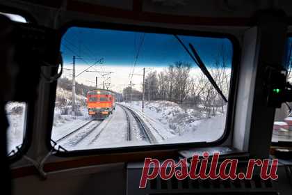 Двое российских машинистов помогли раскрыть убийство у железной дороги. В Челябинской области было раскрыто убийство благодаря двоим машинистам. Они проезжали мимо места преступления в тот момент, когда двое злоумышленников добивали своего товарища топором и закапывали его тело недалеко от железной дороги. Один из машинистов снял происходящее на видео и отправил в полицию.