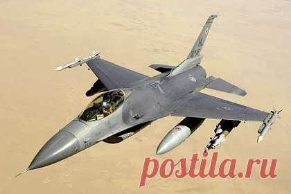 «Слоновья прогулка» 40 истребителей F-16 попала на фото и видео. Военно-воздушные силы (ВВС) США на базе Холломан в штате Нью-Мексико провели «слоновью прогулку» 40 истребителей F-16 и 9 беспилотников MQ-9. Об этом пишет The Drive. Издание обратило внимание на попавшие в сеть фотографии, сделанные с борта находящегося в воздухе MQ-9.