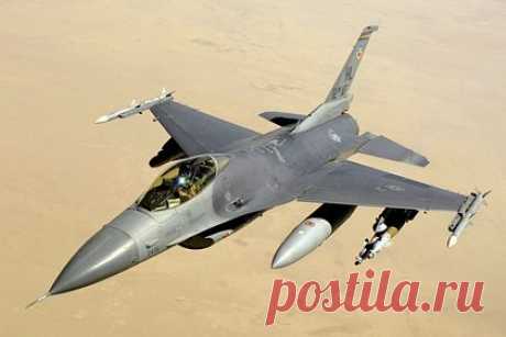 «Слоновья прогулка» 40 истребителей F-16 попала на фото и видео. Военно-воздушные силы (ВВС) США на базе Холломан в штате Нью-Мексико провели «слоновью прогулку» 40 истребителей F-16 и 9 беспилотников MQ-9. Об этом пишет The Drive. Издание обратило внимание на попавшие в сеть фотографии, сделанные с борта находящегося в воздухе MQ-9.