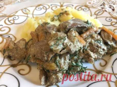 Куриная печень в сметане 🍽
 ______________________________________________________________________________
Ингредиенты: 
 
Печень куриная — 1 кг 
Молоко — 1 стак. 
Лук репчатый — 1 шт. 
Морковь — 1 шт. 
Сметана — 150 г 
Укроп — 1 пучок 
Перец (смесь) — 1 шт. 
Соль — 1 шт. 
 
Приготовление: 
 
1. Подготовить печень, промыть. Залить молоком, убрать в холодильник на 30 минут. 
2. Нарезать лук и морковь, обжарить 5-7 минут. К луку и моркови добавить куриную печень. Жарить око...