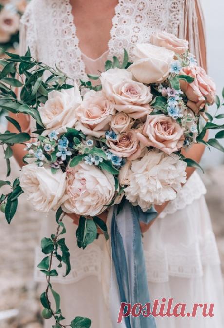 Букет невесты - одна из главных составляющих образа, которая соединяет в себе настроение невесты, стиль и идею свадьбы в целом 🌸 Составить лучший букет вам помогут профи из нашего каталога 💫