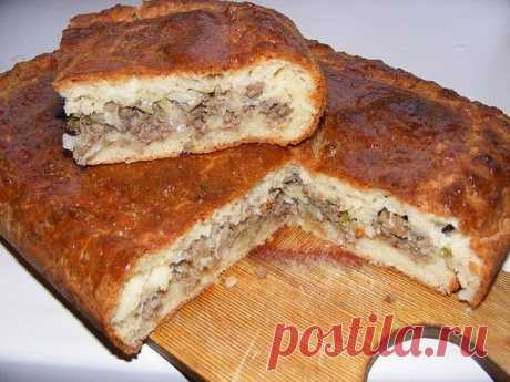 КАПУСТНО-МЯСНОЙ ПИРОГ

ИНГРЕДИЕНТЫ:
● 200 гр. маргарина или масла,
● 250 гр. творога,
● 3 яйца + 1 на "помазать",
● 1 ч.л. соды,
● муки примерно 3 стакана, вместе с подсыпкой на стол.

Начинка:
● по 400-500 гр. капусты и фарша (свинина+говядина), капусты можно побольше, мяса поменьше,
● лук, 
● соль, 
● перец

ПРИГОТОВЛЕНИЕ:
На паре ложек масла немного обжарить лук, добавить фарш.Добавить капусту, все вместе проготовить, желательно не на слабом огне, чтоб влага испарилась,...