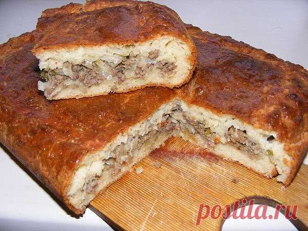 КАПУСТНО-МЯСНОЙ ПИРОГ

ИНГРЕДИЕНТЫ:
● 200 гр. маргарина или масла,
● 250 гр. творога,
● 3 яйца + 1 на 