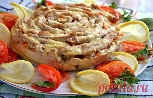 ПИРОГ  МЯСНОЙ - "Чайная роза".  **Куриная грудка  2 шт, лук-репка 1 шт, марин/грибы 1 банка, морковь отварная 3 шт, сливки 3-4 ст/л, оливк/масло 3-4 ст/л, сок 1 лимона, 
специи для мяса (соль, черн/перец, мускат/орех) - по вкусу, сыр твердый 150 г. *Запекаем 30 минут.
